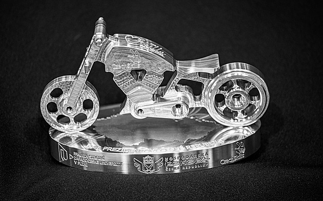 Student vyfrézoval model motorky, na Hradě ho předal nejznámějšímu motorkáři Česka