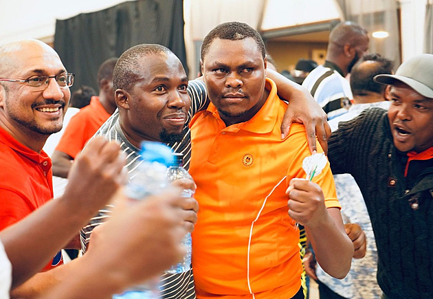 Veterinář z Keni postoupil na šipkařské MS. Nemá však peníze a shání sponzora