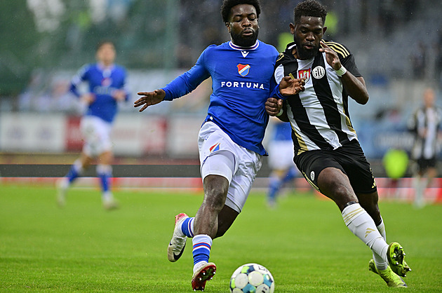 Razie v Dynamu. Cizinecká policie vyslýchala kvůli vízům pět fotbalistů