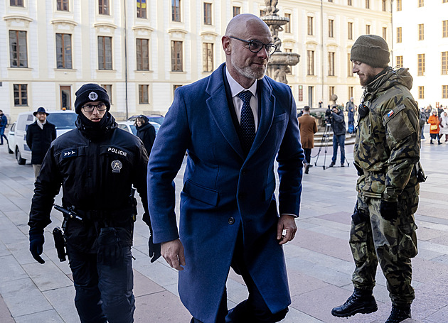 Je ostuda, že stále učitelé neberou vyšší platy, řekl na Hradě Plaga