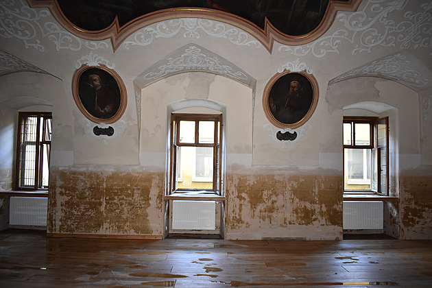 Rozbité podlahy, vlhké zdi. V Krnově nemají byty po povodní stále opravené