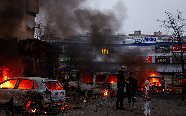 Ruský útok na Kyjev zabil dva lidi. Ukrajinci zasáhli rafinérii v Krasnodaru