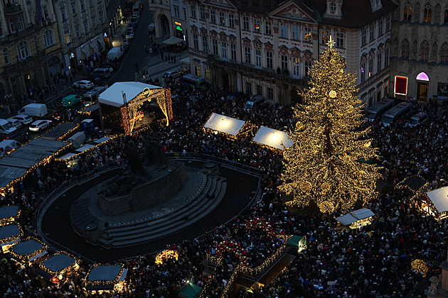 Vysoký 22 metrů, se stovkami koulí. Na Staromáku rozsvítili vánoční strom