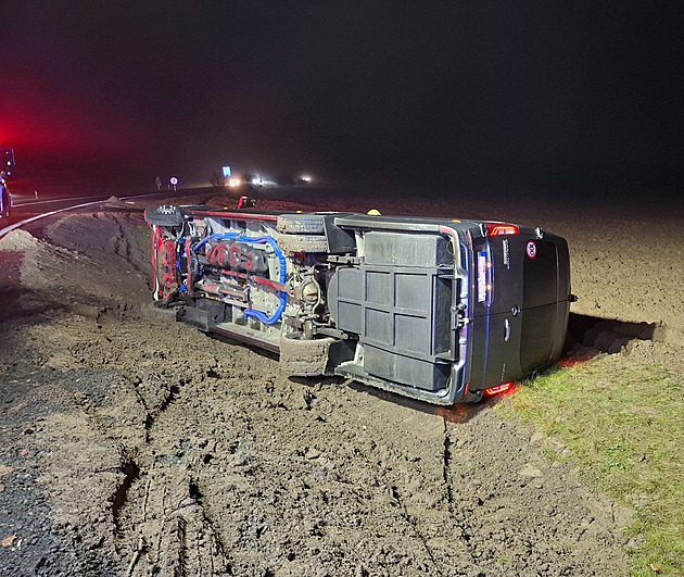 Mikrobus na Olomoucku vyjel ze silnice a převrátil se na bok, šest lidí se zranilo