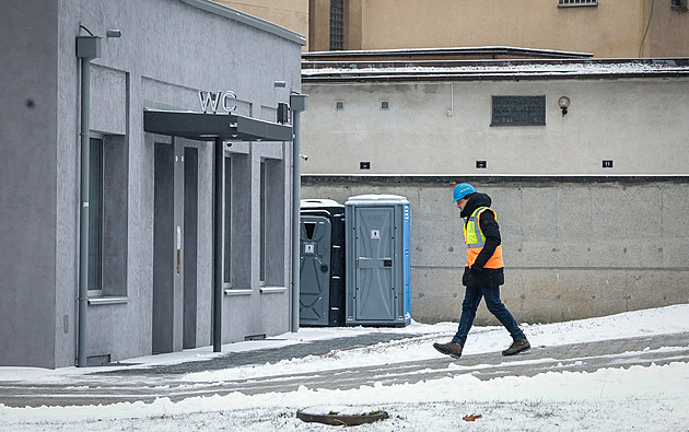 Kdo si potřebuje odskočit, má smůlu. Nové veřejné toalety v Liberci nefungují