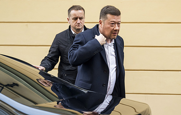 Okamura je na Slovensku. Sejde se s Ficem, vzal s sebou i Turka s Macinkou