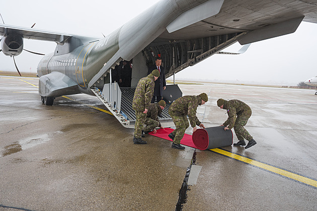 OBRAZEM: Červený koberec roztáhli vojáci. Jak vypadal Okamurův den na Slovensku