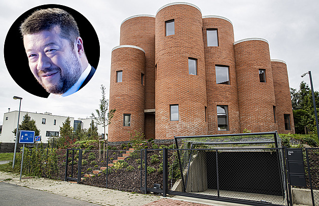 U Okamurovy vily zmizela ukrajinská vlajka. My jsme ji nesundali, tvrdí policisté