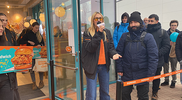 V Plzni otevřeli nové obchodní centrum. Mladík kvůli jedné prodejně čekal 18 hodin
