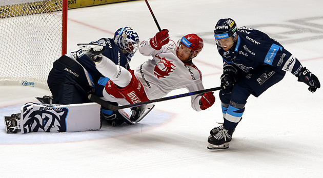 ONLINE: Třinec hostí Liberec. Kometa ve šlágru čelí Spartě, Pardubice čeká Boleslav