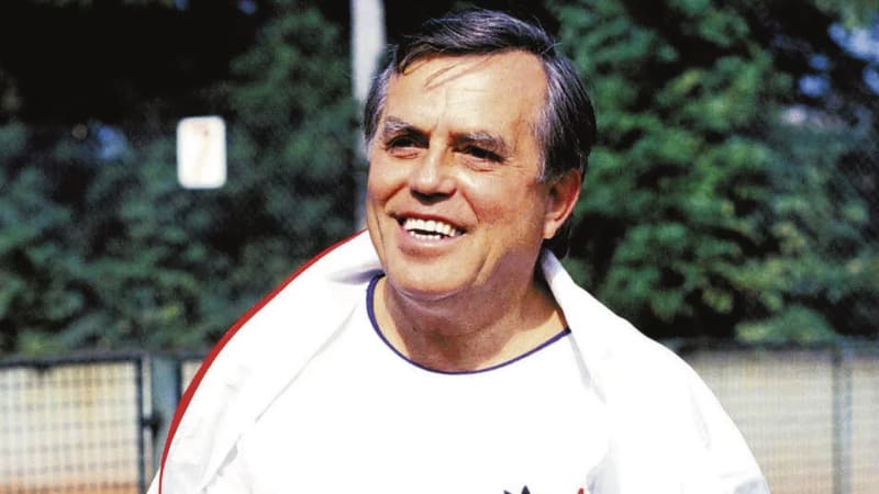 Strýček Jedlička zemřel při tenise. Děti mu vydělaly na Mercedes. Sovák jím opovrhoval