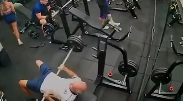 VIDEA TÝDNE: Humr místo podprsenky, smrt ve fitku a Putinovy výhrůžky