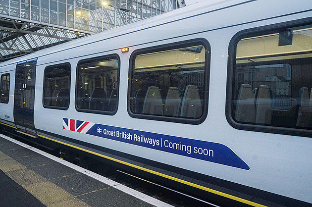 Britská vláda zestátňuje železnici. Představila vizuál nového státního dopravce