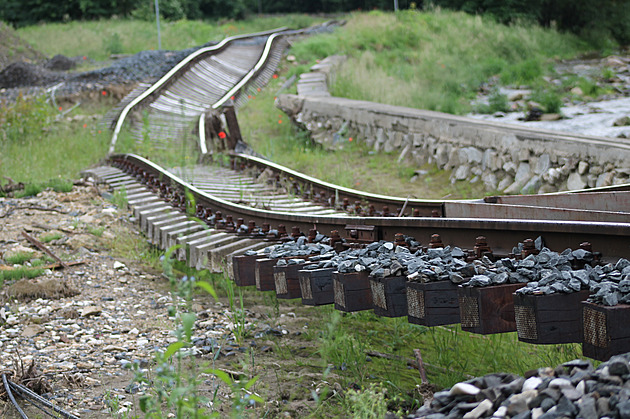 Vlaky se na záplavami poničené tratě vrátí v březnu, práce zkomplikovala skála