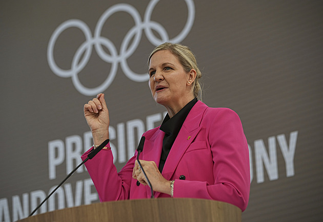 Mladí Rusové s vlajkou i hymnou. MOV doporučil svazům, aby zrušil omezení