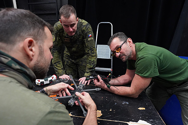 Vojenská policie zasahuje kvůli sbírce na drony pro Ukrajinu, zadržela dodavatele