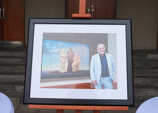 Poslednímu rozloučení s výtvarníkem Theodorem Pištěkem dohlíží i Hradní stráž