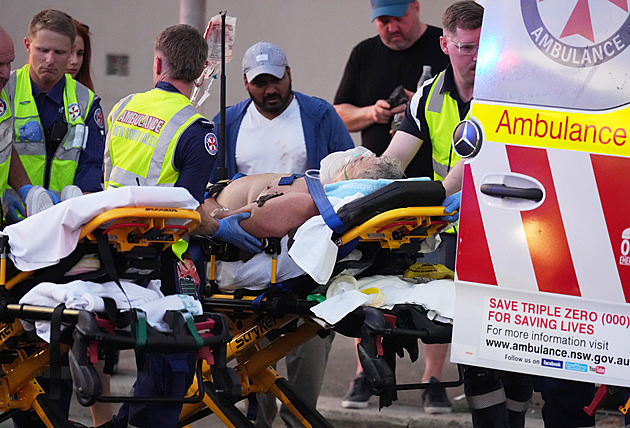 Při střelbě na pláži v Sydney zemřelo dvanáct lidí. Konala se zde chanuka