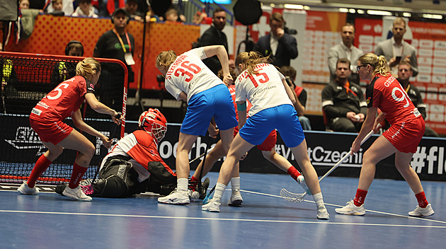 ONLINE: Česko - Švýcarsko 0:1, florbalistky se tlačí za vyrovnáním, třikrát trefily tyč