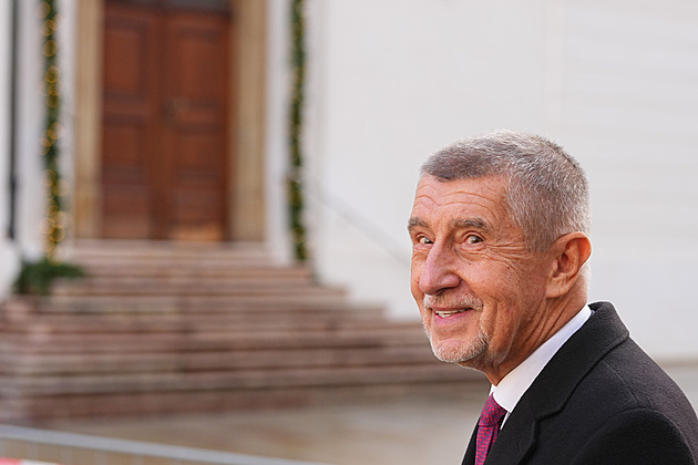 „Hodně štěstí. Ať se daří.“ Fiala předal Babišovi klíč od klenotů a brožuru