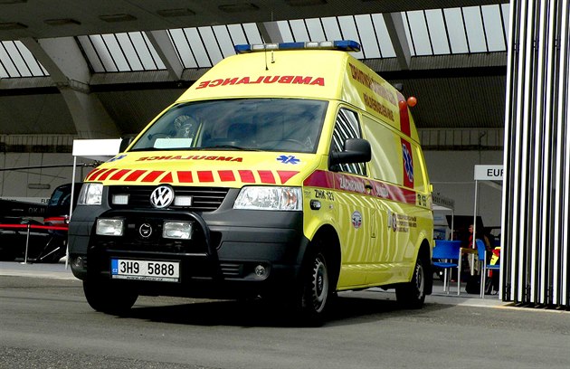 Při srážce auta s náklaďákem zemřel jeden člověk, další jsou v kritickém stavu