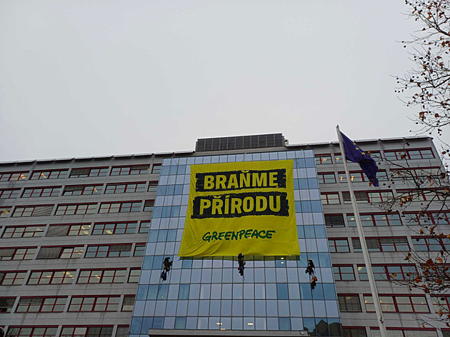 Aktivisté od rána visí na budově ministerstva, Macinka už dorazil