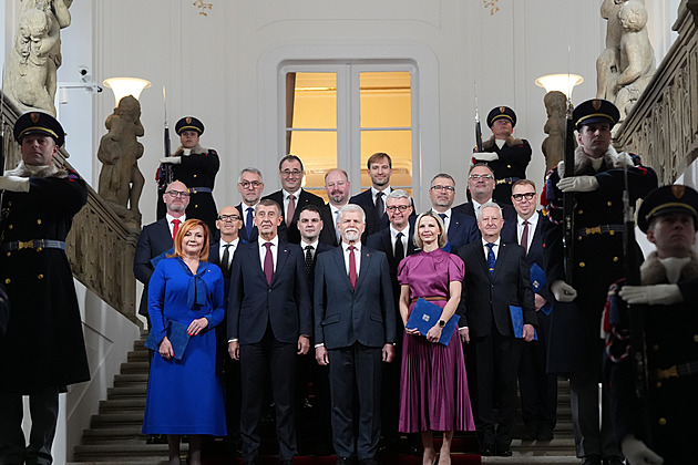 OBRAZEM: Vzkaz od Fialy a autobusem do Strakovky. Babišova vláda se ujala moci