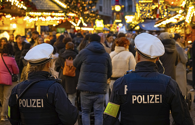 Koledy na vánočních trzích vystřídala extremistická hudba, město je v šoku