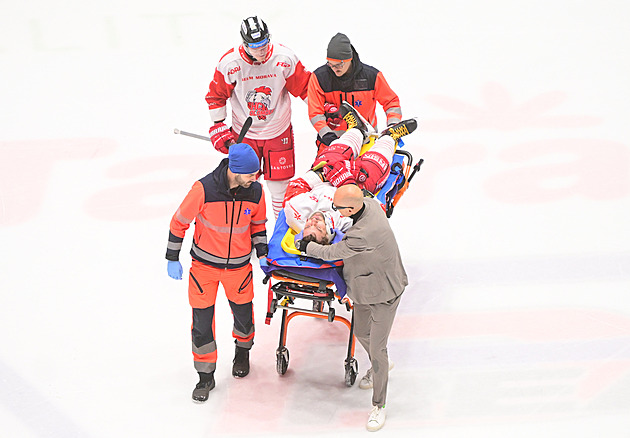 Macuh po zákroku Mandáta opustil led na nosítkách, rozhodčí vylučovali až po videu