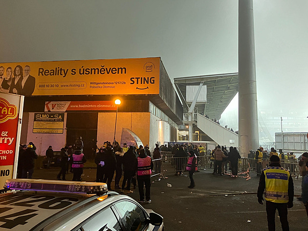 Pořadatelé v Olomouci zkontrolovali fanoušky Lechu. Pár cizinců dovnitř nepustili, jiné přesunuli