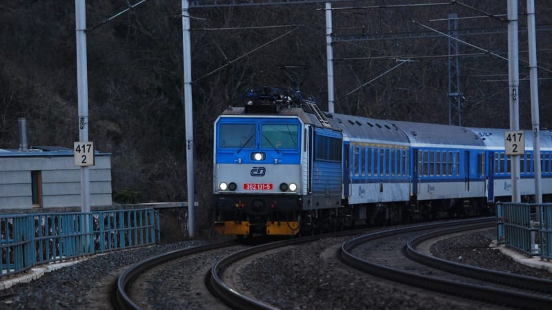 Vlak narazil na přejezdu do automobilu: Provoz na koridoru mezi Prahou a Benešovem stojí