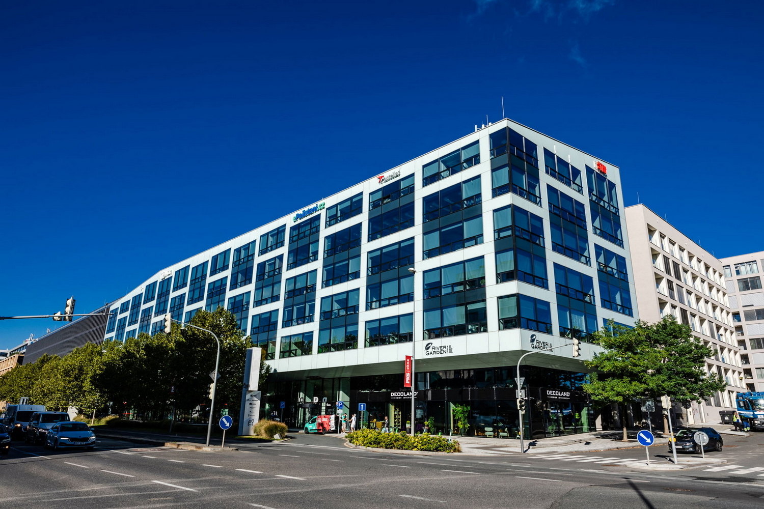 Bary a vinotéky: Kde se skvěle nápije v Praze – najděte to na rohanskenabrezi.cz