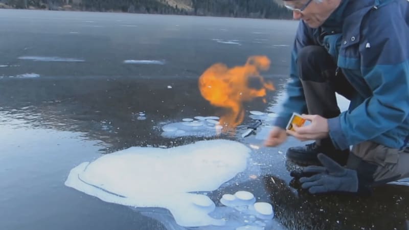 Hazard na Orlíku: Bruslaři vrtají do ledu a zapalují metan, z děr šlehají metrové plameny