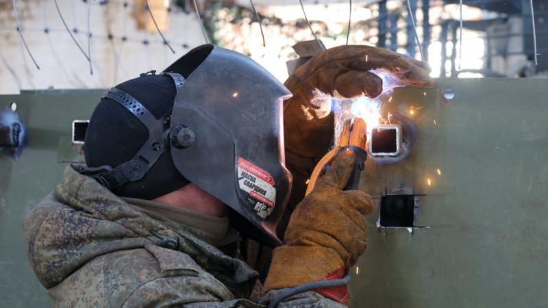 Ruský bič na drony: Na frontě operuje obrněnec s rotujícími lany, nepotřebuje střílet