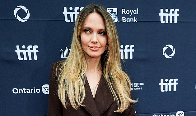 Miluju svoje jizvy po mastektomii. Jsou symbolem síly, říká Angelina Jolie