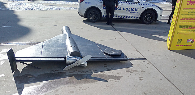 Žádný vandal. Maketu dronu Šáhed v Táboře poničily děti, skákaly po ní