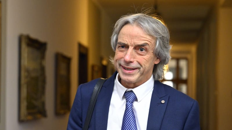 Bém: Zákazem mobilů to nekončí. Regulovat musíme reklamu na hazard, alkohol i energy drinky