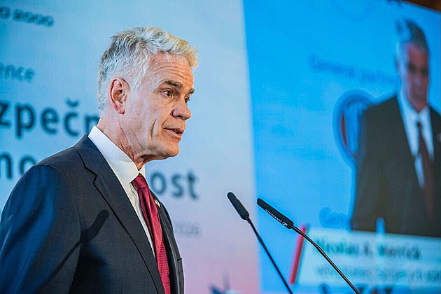 Riskujete. Americký velvyslanec varoval Česko kvůli škrtům v obraně