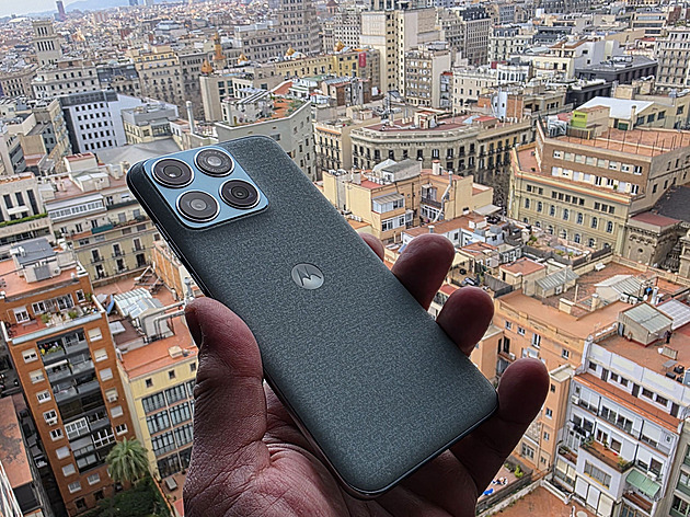 Naprostá zvláštnost a finta. Ten samý telefon má různé rozměry i hmotnost