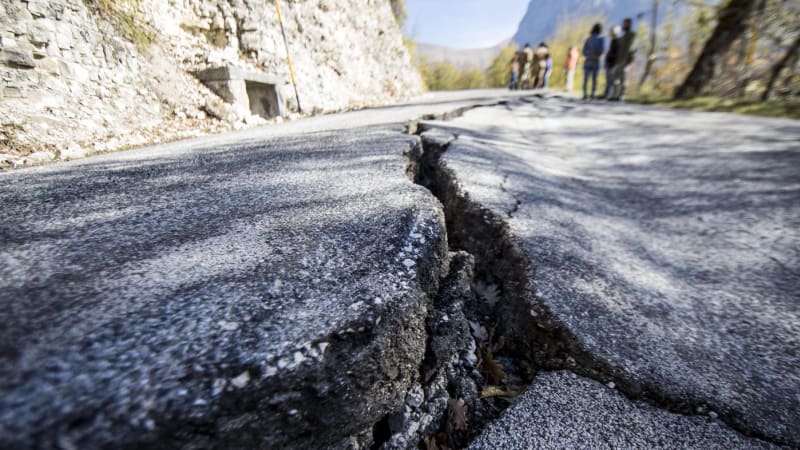 Západní Itálii v noci zasáhlo zemětřesení o síle šesti stupňů. Úřady sčítají škody