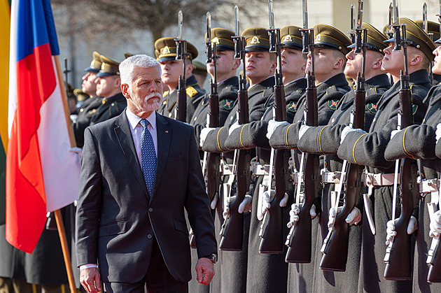 Není to symbolické, je to bojová mise v míru, řekl Pavel českým vojákům v Litvě