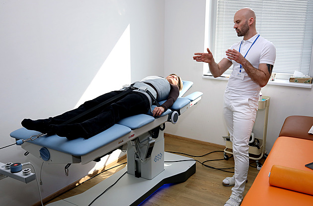 Pacienti čekají na fyzioterapii měsíce. Léčba se tím může výrazně zkomplikovat