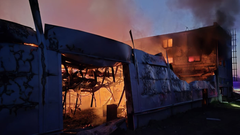 Žhářský útok v Pardubicích: Policie zadržela tři podezřelé, obvinila je z teroristického útoku