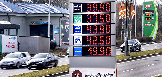 Proč je nafta v Česku dražší než benzin. Na cenách se podepisuje její dovoz