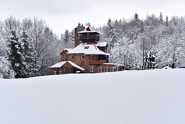 Výšlap z jara do zimy. Sníh sahá po lýtka, zaskočilo turisty v Beskydech