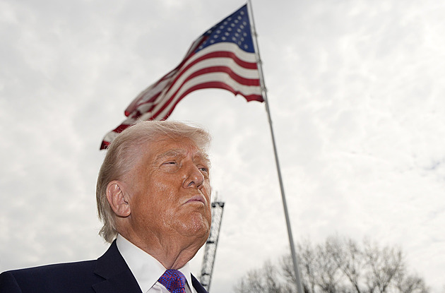 USA zachránily letce ze sestřeleného letounu F-15. Bude v pořádku, řekl Trump