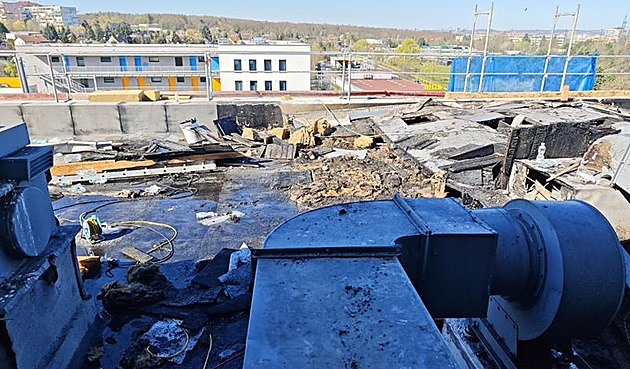 Nefunkční počítače, všude voda. Úřad otevře po požáru nejdříve ve středu