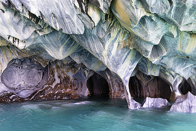 Tyrkysové chrámy z Chile. Mramorové jeskyně na jezeře jsou zázrakem Patagonie
