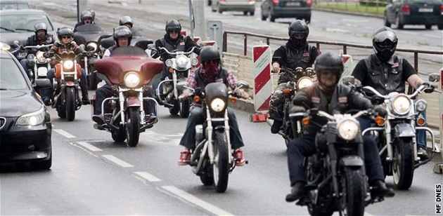 Noční razie proti motorkářům Hells Angels. V akci je 1200 policistů