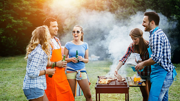 Co ugrilovat na čarodějnice, když nechcete buřty? Zkuste špízy, ryby i kukuřici